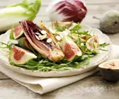 Chicorée vom Grill mit Rucola und Feigen