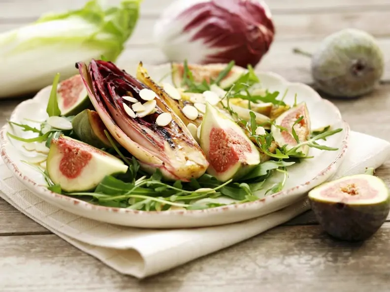 Chicorée vom Grill mit Rucola und Feigen