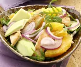 Hähnchen-Orangen-Salat mit Avocado und Rucola
