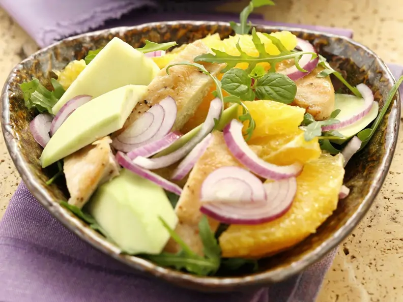 Hähnchen-Orangen-Salat mit Avocado und Rucola