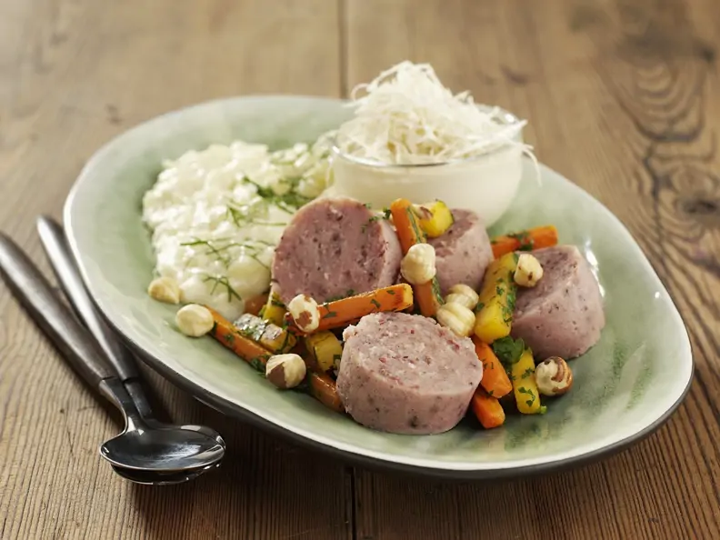 Wurstsalat mit Meerrettich und Püree aus Pastinake
