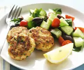 Hähnchenfrikadellen mit Gurkensalat