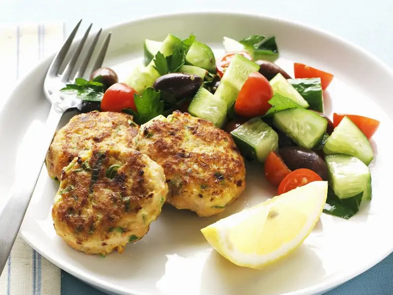 Hähnchenfrikadellen mit Gurkensalat