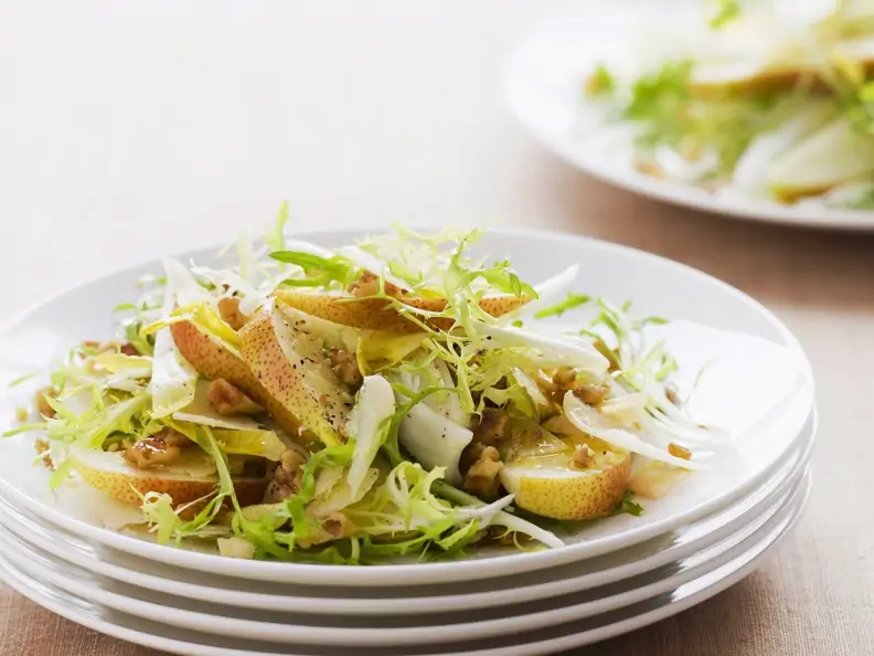 Herbstlicher Salat von Endivien und Birnen