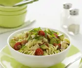 Pastasalat mit Avocado