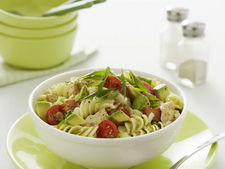 Pastasalat mit Avocado