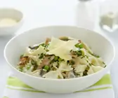 Pasta mit Erbsen, Schinken und Ei