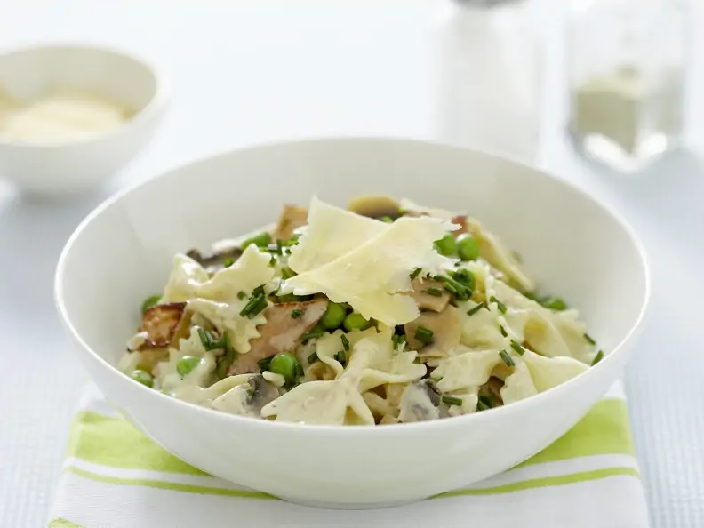 Pasta mit Erbsen, Schinken und Ei