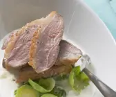 Entenbrust mit Soße aus Birne und Blauschimmelkäse