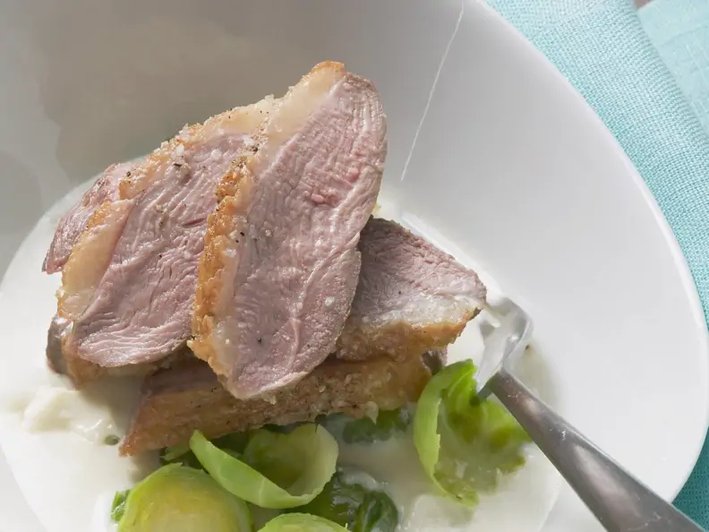 Entenbrust mit Soße aus Birne und Blauschimmelkäse
