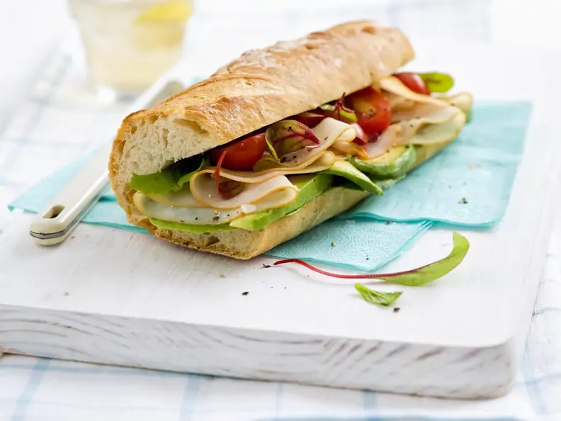 Baguette mit Räucher-Putenbrust und Avocado
