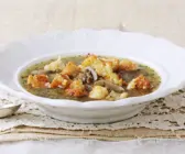 Pilzsuppe mit Lauch und Käse-Brotwürfeln