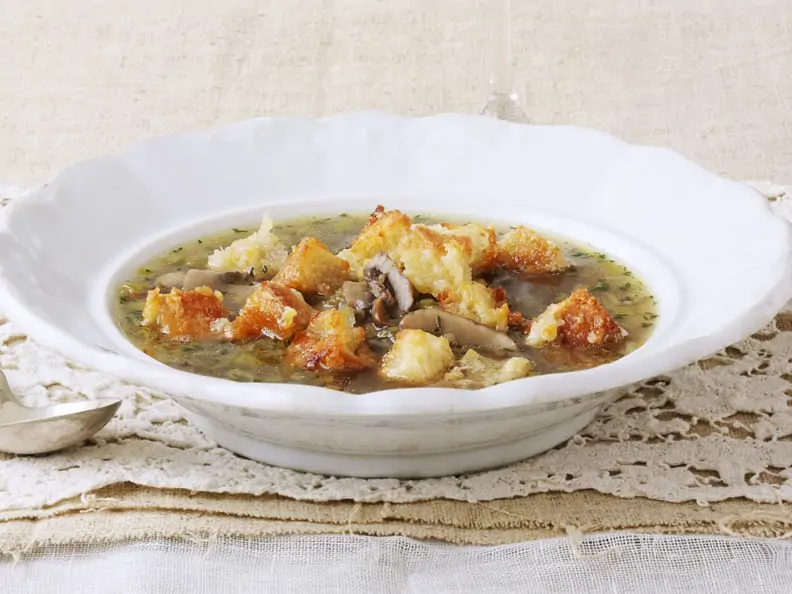 Pilzsuppe mit Lauch und Käse-Brotwürfeln