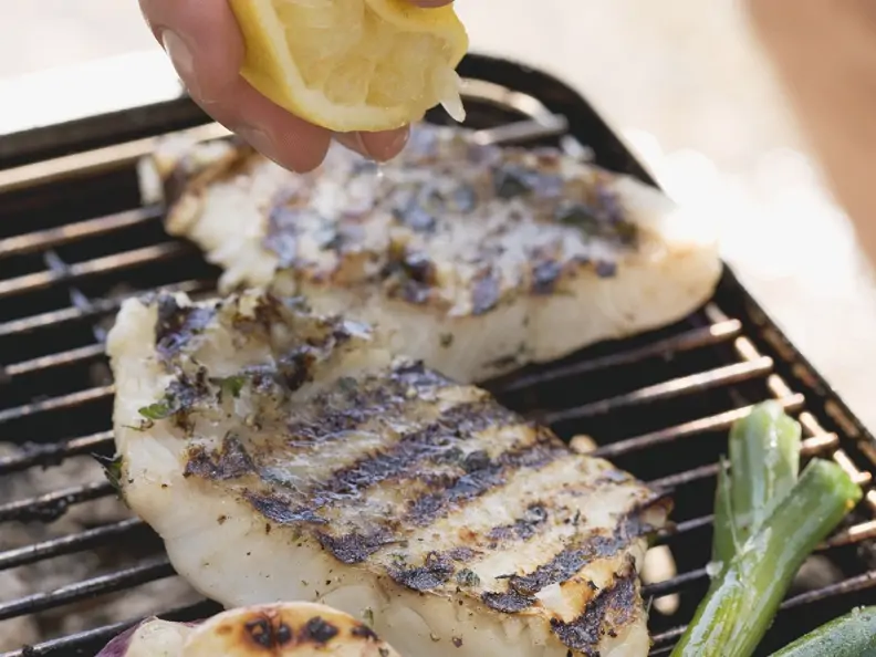 Gegrillte Fischfilets mit Zitrone