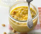 Relish mit Porree, Orangen und Erdnüssen