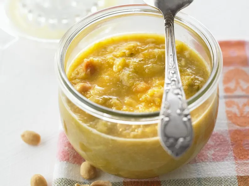 Relish mit Porree, Orangen und Erdnüssen