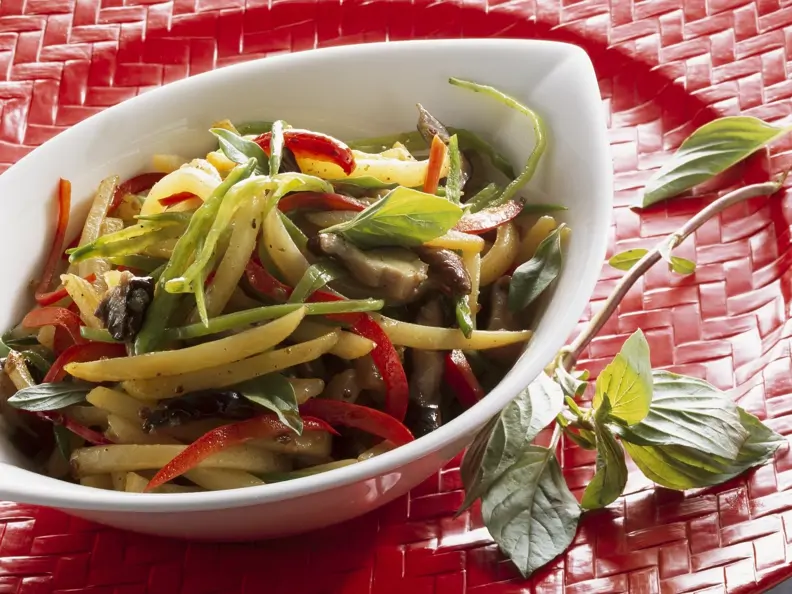 Gebratenes Gemüse und Kartoffel und Shiitake