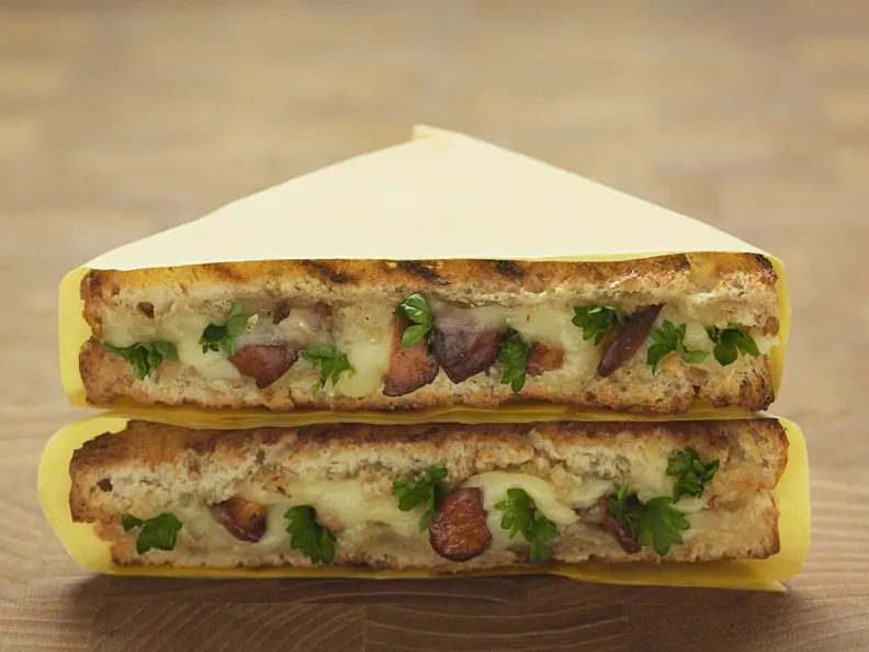 Gegrillte Toasts mit Pfifferlingen und Käse