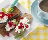 Knäcke mit Cottage Cheese und Johannisbeeren