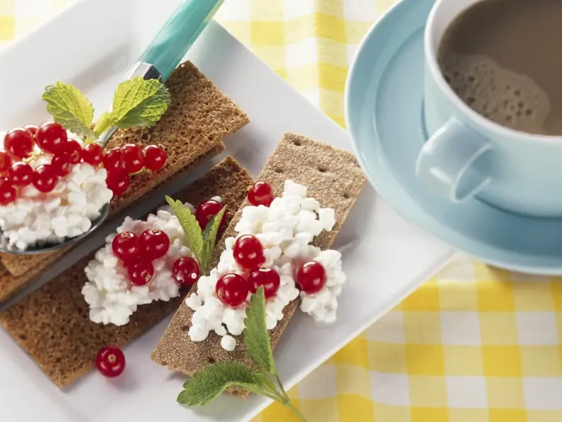 Knäcke mit Cottage Cheese und Johannisbeeren