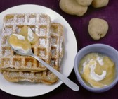 Süße Kartoffel-Nuss-Waffeln mit Apfelmus-Sahne