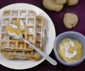 Süße Kartoffel-Nuss-Waffeln mit Apfelmus-Quark