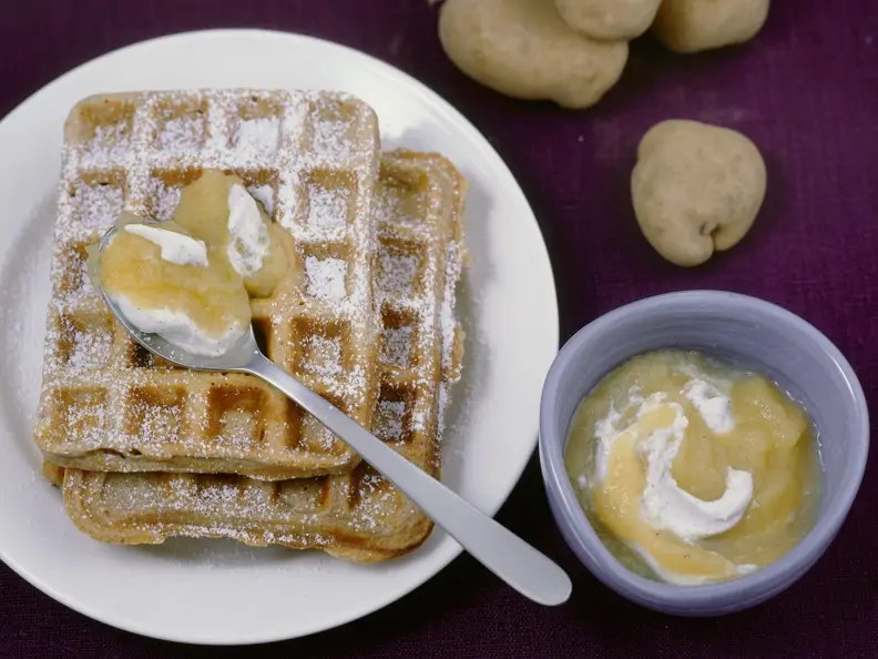 Süße Kartoffel-Nuss-Waffeln mit Apfelmus-Quark