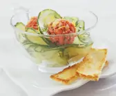 Lachsklößchen mit Gurkensalat und Toast