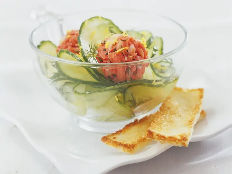 Lachsklößchen mit Gurkensalat und Toast