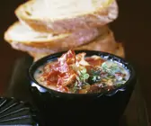 Geflügelsuppe mit Schinken und Pistazien