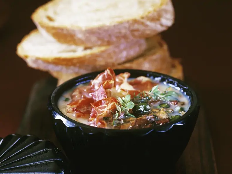 Geflügelsuppe mit Schinken und Pistazien