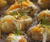 Ofenkartoffeln in Salz gebacken mit saurer Sahne und Kaviar