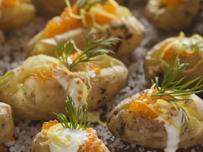 Ofenkartoffeln in Salz gebacken mit saurer Sahne und Kaviar