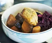 Winterlicher Kürbistopf mit Rotkohl und Knödel