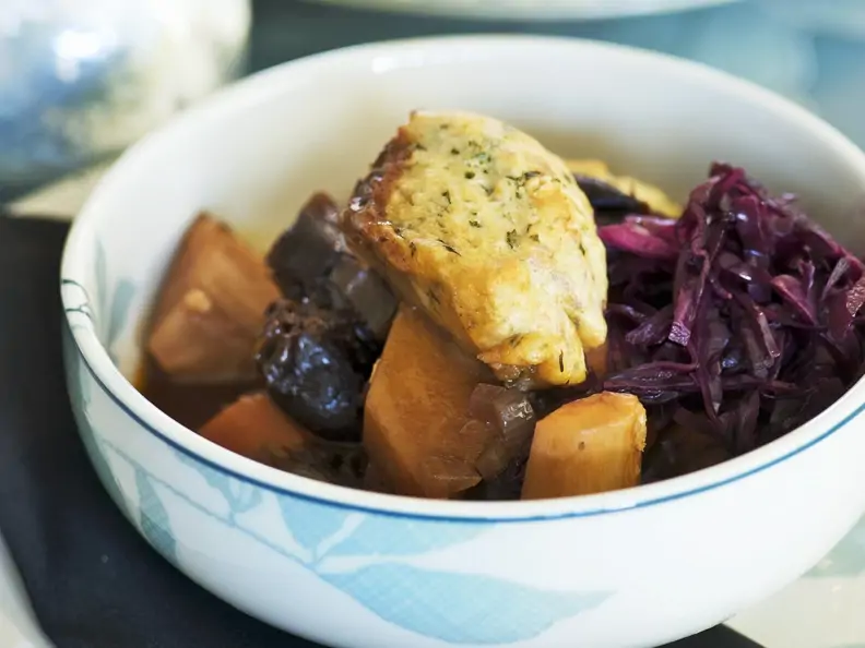 Winterlicher Kürbistopf mit Rotkohl und Knödel