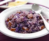 Rotkohl-Risotto mit Würstchen