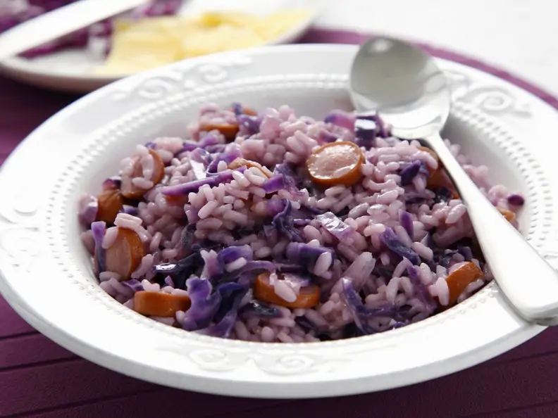 Rotkohl-Risotto mit Würstchen