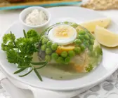 Karpfen-Sülze mit Ei und Erbsen