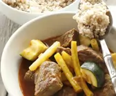 Gulasch mit Wachsbohnen und Zucchini dazu Gerste