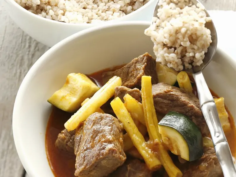 Gulasch mit Wachsbohnen und Zucchini dazu Gerste