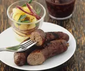 Grillwürstchen mit Kartoffelsalat und Rotweinsoße