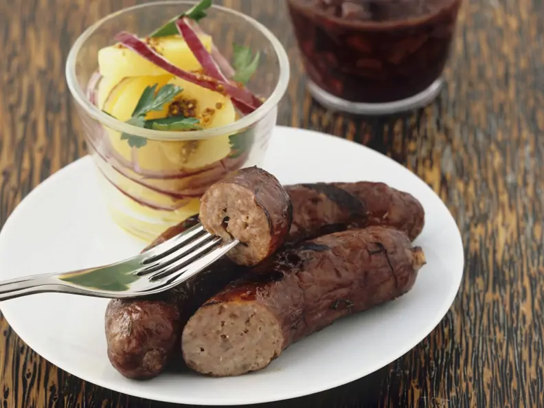 Grillwürstchen mit Kartoffelsalat und Rotweinsoße