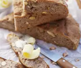 Fladenbrot mit Nüssen