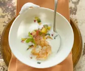 Scharfe Joghurtsuppe mit Pfirsich und Garnelenschwänzen