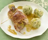 Kaninchenkeule mit Füllung und Kräuterklößen