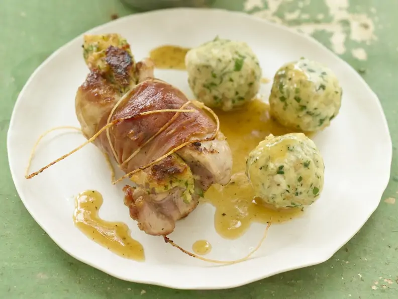 Kaninchenkeule mit Füllung und Kräuterklößen