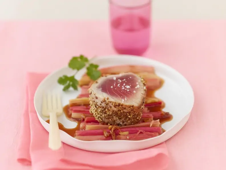 Thunfischsteak mit Rhabarberbett