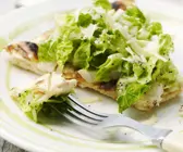 Pizza mit Cesar Salad