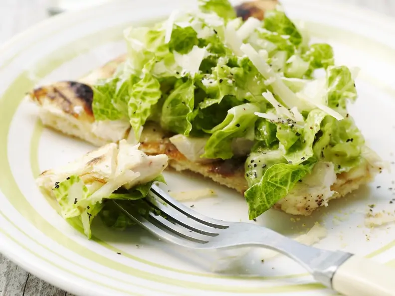 Pizza mit Cesar Salad