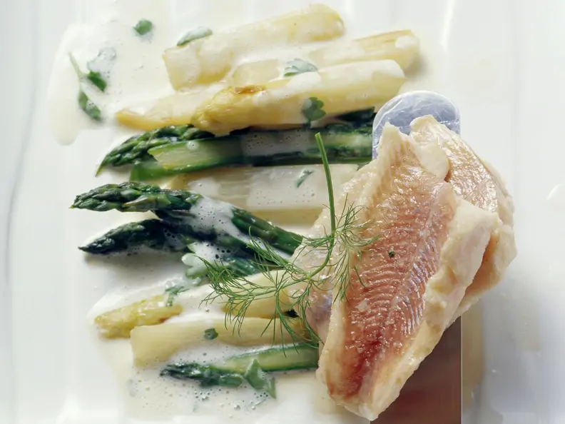 Saiblingsfilet mit Spargel